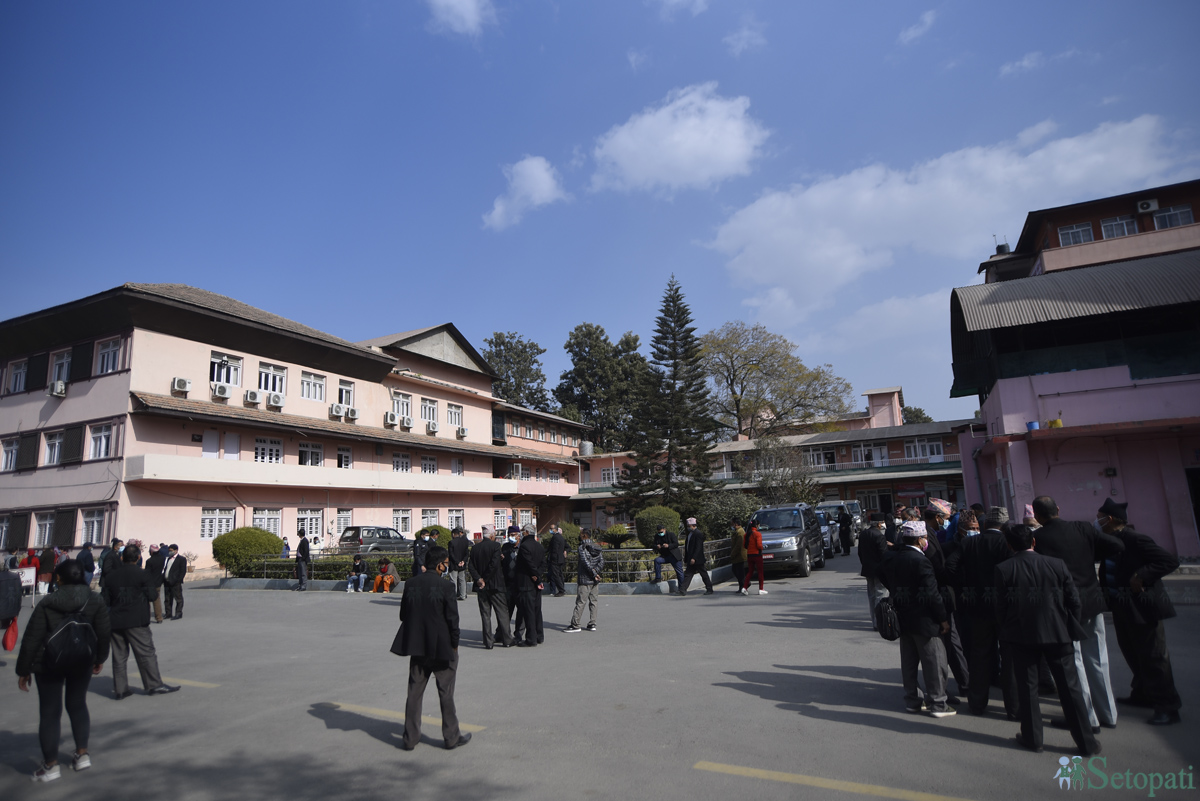 संसद विघटनविरूद्धको रिटमा संवैधानिक इजलासमा सुनुवाइ भइरहँदा सोमबार दिउँसो सर्वोच्च अदालत परिसर। तस्बिर: नारायण महर्जन/सेतोपाटी